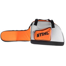Carica l'immagine nel visualizzatore di Gallery, borsa stihl per il trasporto conservazione protezione di tutte le motoseghe con spranghe lunghe meno di 45 cm originale codice 04206600010