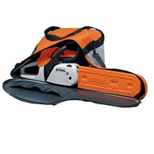 Carica l'immagine nel visualizzatore di Gallery, borsa stihl per il trasporto conservazione protezione di tutte le motoseghe con spranghe lunghe meno di 45 cm originale codice 04206600010