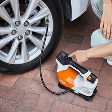 Carica l&#39;immagine nel visualizzatore di Gallery, compressore portatile stihl a batteria koa 20 in set
