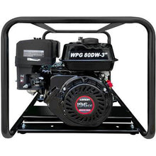 Carica l'immagine nel visualizzatore di Gallery, Robusta ed efficiente la motopompa autoadescante WPG 80DW - 3” è progettata per utilizzi intensivi in ambito agricolo e giardinaggio Ideale per lo svuotamento di acque putride di laghetti pozze e bacini permette il passaggio di solidi fino a 30 mm. Dotata di un potente motore Loncin G200 da 6,5 HP (196 cc) con avviamento a strappo Il corpo in alluminio e la girante in ghisa garantiscono resistenza mentre la struttura ispezionabile facilita manutenzione e pulizia
