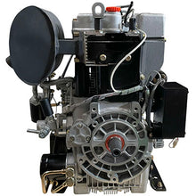 Carica l'immagine nel visualizzatore di Gallery, il motore diesel della launtop la292fa è un motore 4 tempi bicilindrico raffreddato ad aria la cilindrata effettiva è di 1064 cc e sviluppa una potenza dichiarata di 15 kw questo motore diesel è affidabile compatto versatile e di facile manutenzione viene utilizzato in diversi campi applicativi sia in agricoltura che industriali cippatori mini dumper pompa acqua per irrigazione piattaforma aerea raccogli frutta
